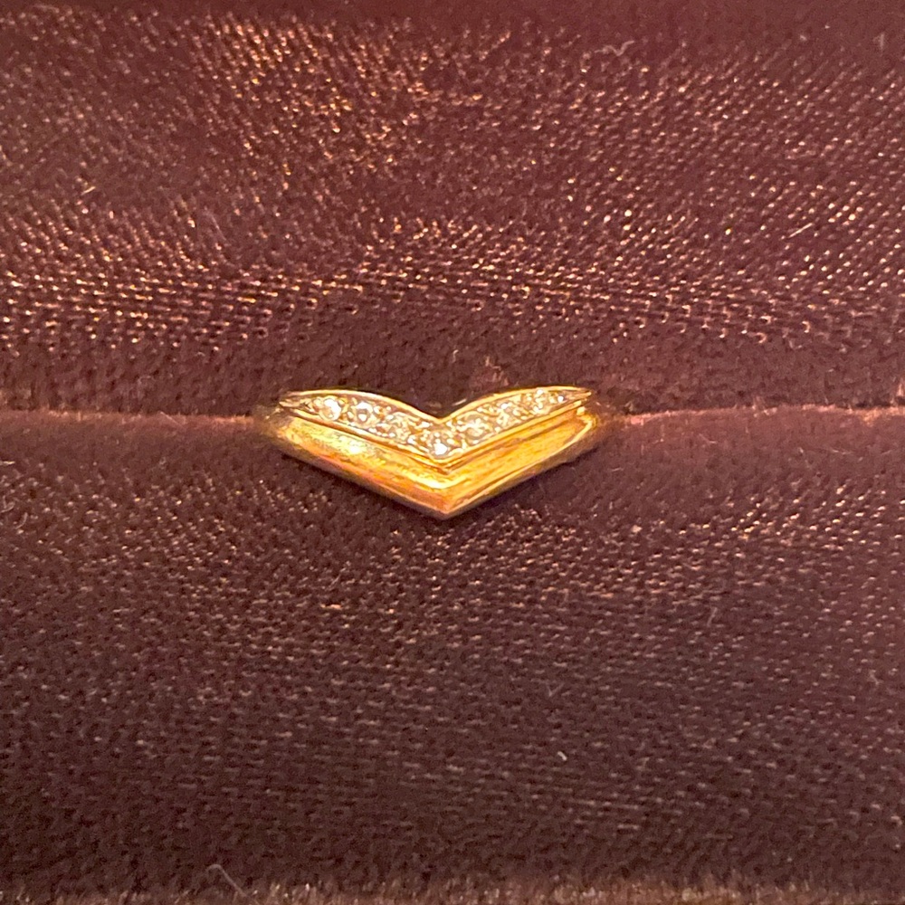 Beautiful vintage Mega 10K diamond ring